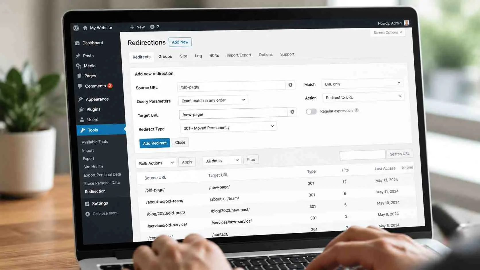 Een laptop waarop een WordPress-interface wordt getoond voor het instellen van URL-omleidingen voor websitebeheer.